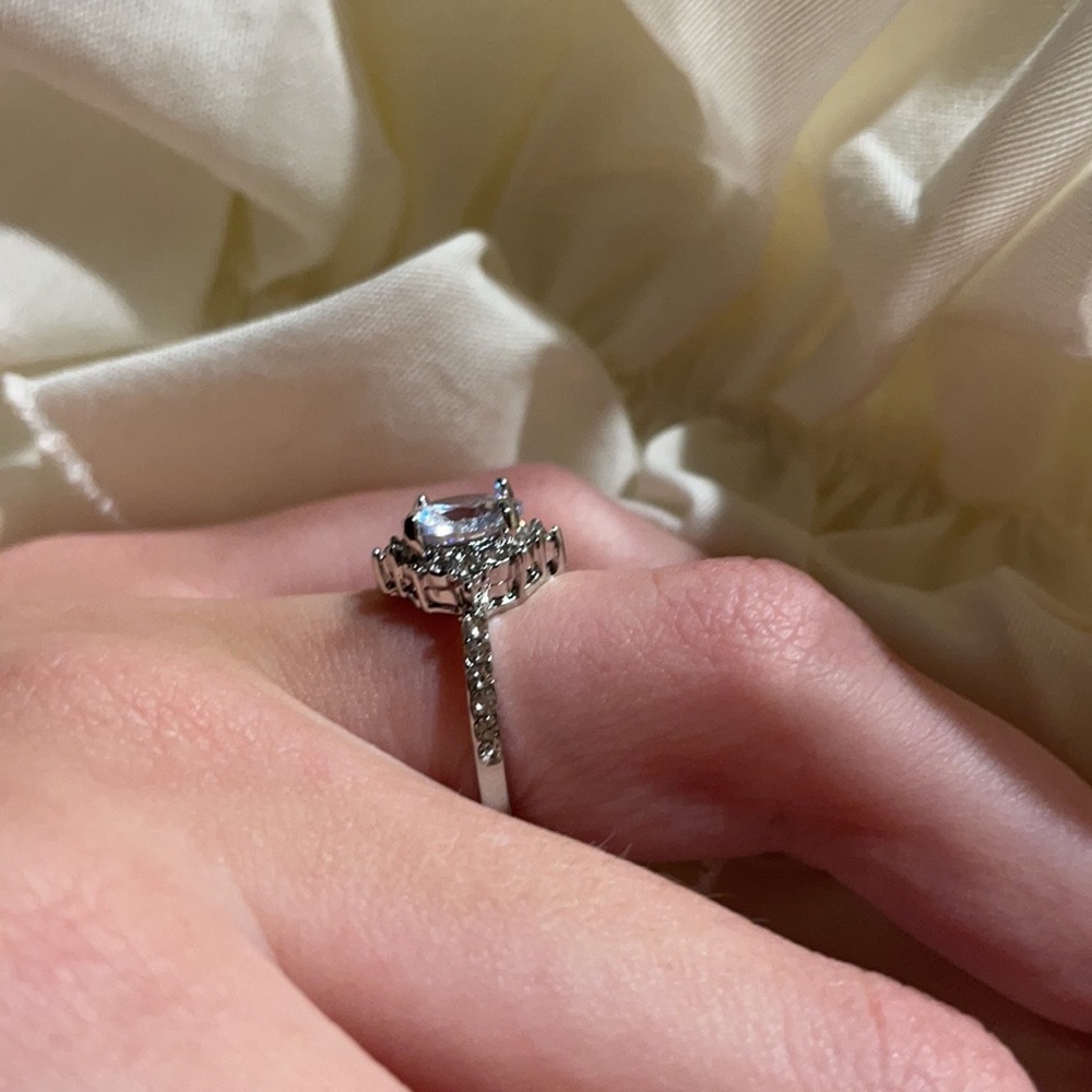 Beautiful dazzling ring - Picture 9 of 9